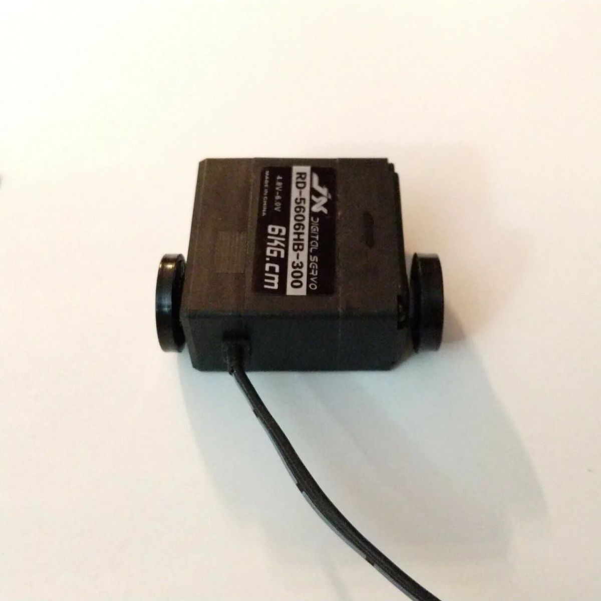 Серво JX RD-5606HB цифровой, 4.8V/5.5кг·см, 6V/6кг·см, 180°/300°, 0.12сек/60°, 47г, пластик Серво JX RD-5606HB цифровой, 4.8V/5.5кг·см, 6V/6кг·см, 180°/300°, 0.12сек/60°, 47г, пластик